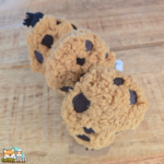Jouet P.L.A.Y. Cookies n’ Treats taille M pour chien, trois biscuits en peluche avec couineurs et corde
