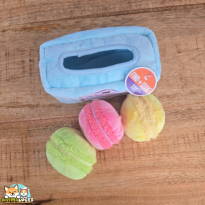 Jouet P.L.A.Y. Mutt-a-rons taille M pour chien avec trois macarons en peluche et une boîte bleue crépitante
