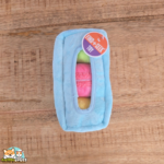 Jouet P.L.A.Y. Mutt-a-rons taille M pour chien avec trois macarons en peluche et une boîte bleue crépitante