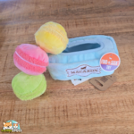 Jouet P.L.A.Y. Mutt-a-rons taille M pour chien avec trois macarons en peluche et une boîte bleue crépitante