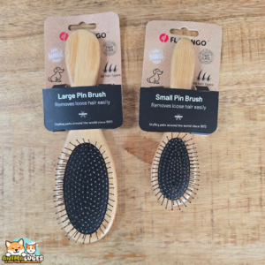 Brosse à picots Babu Flamingo en bambou brun pour chien, disponible en tailles S et L.