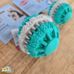 Balle Denta Fun Trixie en caoutchouc naturel pour chien, disponible en 6 et 7 cm