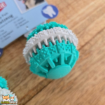 Balle Denta Fun Trixie en caoutchouc naturel pour chien, disponible en 6 et 7 cm