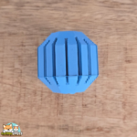 Balle KONG Activity Ball Puppy en caoutchouc souple pour chiot, disponible en tailles S et M