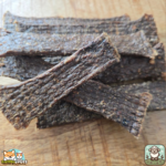 Lanières de viande d’agneau séchées naturelles pour chien – snack riche en protéines