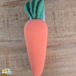 Jouet Seezo Carotte orange et verte Flamingo pour chien en latex avec tissu côtelé, couineur et bruit crépitant