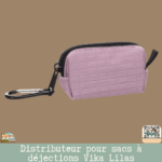 Distributeur de sacs à déjections Vika lilas Flamingo. Léger, rechargeable, avec mousqueton – pratique pour toutes les promenades avec votre chien.