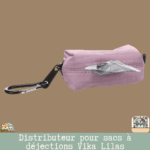 Distributeur de sacs à déjections Vika lilas Flamingo. Léger, rechargeable, avec mousqueton – pratique pour toutes les promenades avec votre chien.
