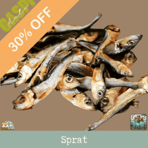 Morceaux de sprat séché présentés sur une table.