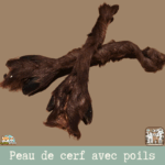 Friandises naturelles pour chiens à base de peaux de cerf avec poils, présentées en morceaux.