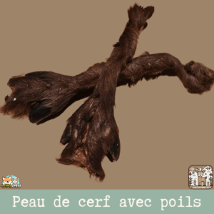 Friandises naturelles pour chiens à base de peaux de cerf avec poils, présentées en morceaux.