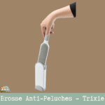 Brosse anti-peluches Trixie avec station de nettoyage automatique pour poils de chiens et chats sur tissus.
