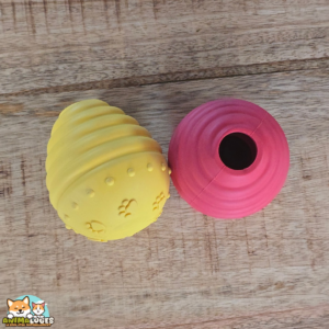Jouet Pinecone Doggotique en forme de pomme de pin pour distribuer des friandises au chien, disponible en deux couleurs
