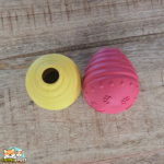 Jouet Pinecone Doggotique en forme de pomme de pin pour distribuer des friandises au chien, disponible en deux couleurs