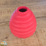 Jouet Pinecone Doggotique en forme de pomme de pin pour distribuer des friandises au chien, disponible en deux couleurs