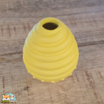 Jouet Pinecone Doggotique en forme de pomme de pin pour distribuer des friandises au chien, disponible en deux couleurs