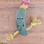 Jouet Bubto Cornichon avec corde Flamingo pour chien