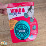Jouet KONG Licks Rewards Wobbler vert et blanc à garnir de pâte à lécher pour chien