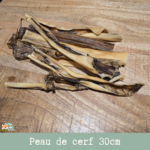 Morceaux de peau de cerf 30cm séchée présentés sur une table.