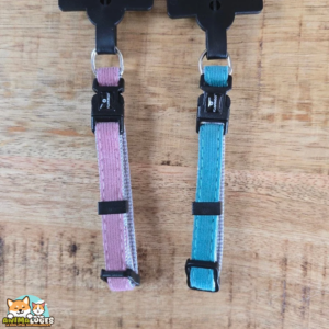 Collier chiot Elfi Flamingo en nylon avec finition en velours côtelé, disponible en turquoise et rose.