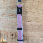 Collier chiot Elfi Flamingo en nylon avec finition en velours côtelé, disponible en turquoise et rose.