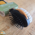 Brosse 3-en-1 Flamingo ocre et noire pour chiot avec brosse douce, picots et peigne à puces amovible
