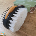 Brosse 3-en-1 Flamingo ocre et noire pour chiot avec brosse douce, picots et peigne à puces amovible