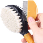 Brosse 3-en-1 Flamingo ocre et noire pour chiot avec brosse douce, picots et peigne à puces amovible