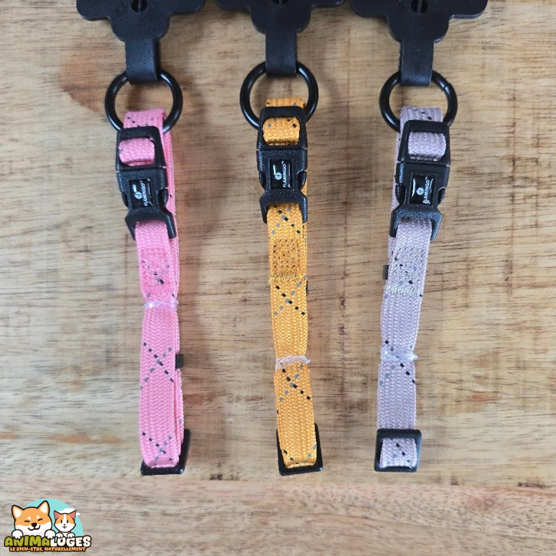 Collier chiot Dolly Flamingo réglable avec bandes réfléchissantes, disponible en ocre, rose et taupe.