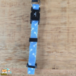 Collier chiot Sari Flamingo en nylon avec motif d'os, disponible en bleu clair, vert clair et rose.