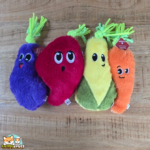 Jouets pour chien Flamingo Helta en forme d’aubergine, de fraise, de maïs et de carotte