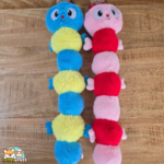 Jouet pour chien Roepa de Flamingo, grande chenille en peluche rose et rouge de 64 cm avec couineur intégré.