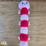 Jouet pour chien Roepa de Flamingo, grande chenille en peluche rose et rouge de 64 cm avec couineur intégré.